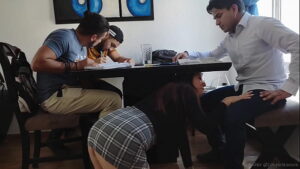 порно видео Alumnos aprovechan que la maestra se pone caliente y se la follan todos Gangbang (1/2)