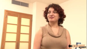 порно видео Andra, prof de maths roumaine, en prend plein le cul