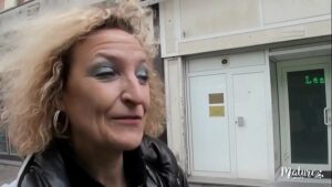 порно видео Béatrice, une mature aux gros seins fan de sodomie