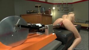 порно видео Blonde athlete squirts on machine
