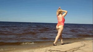 порно видео Blonde flashing pussy on the beach