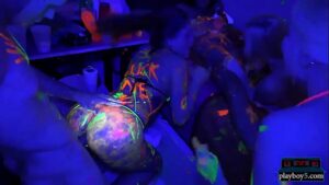 порно видео College teens glow in the dark orgy party in a dorm room