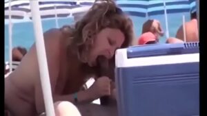 порно видео Coroa fazendo boquete na praia de nudismo