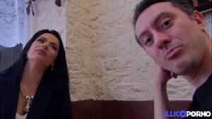порно видео Cosmina, brunette très sexy, fait une surprise à son mari: un porno