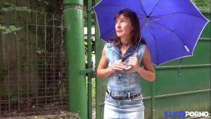 порно видео Cougar mature de 45 ans baisée dans le jardin [Full Video]