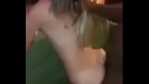 порно видео Esfolando a loirinha safada