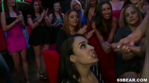 порно видео Horny women are having a bachelorette party