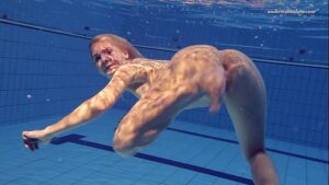 порно видео Hot Elena shows what she can do under water