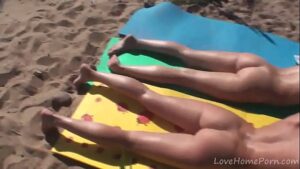 порно видео Hot picknick girls love fooling around together