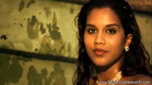 порно видео Indian Babe Erotic In Water