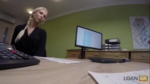 порно видео LOAN4K. Der arme Karol träumt von einem neuen Auto.