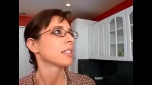 порно видео Milf follando en la cocina