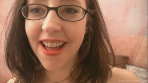 порно видео Nerdy amateur brunette gets down and dirty