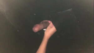порно видео Novinha na Gloryhole 2