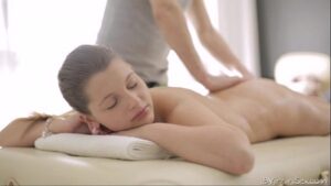 порно видео Sexy Nina lays boobs down on the massage