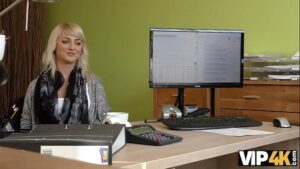 порно видео VIP4K. L’agent frappe la chatte serrée de l’adolescence puis il approuve le prêt des filles